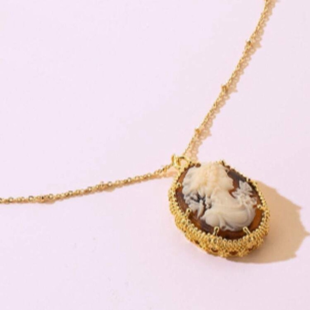 WHITE STATEMENT NECKLACE - Picture 2 of 12